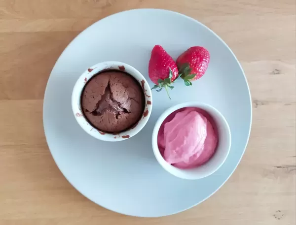 Čokoladni souffle in malinov frozen yogurt 