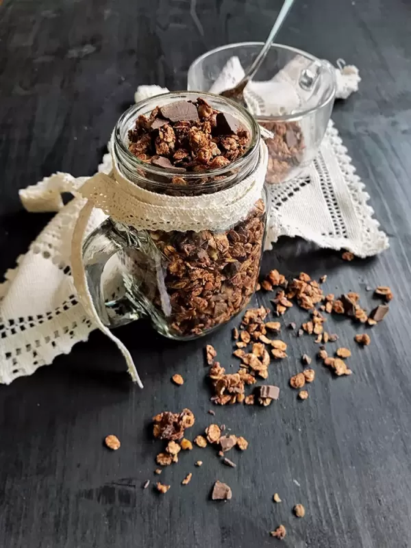 Čokoladna granola z orehi 