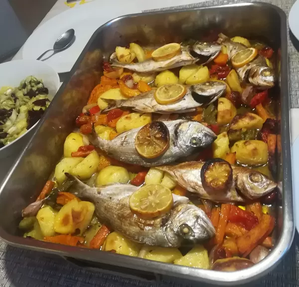 Fisch mit Kartoffeln und Gemüse aus dem Ofen
