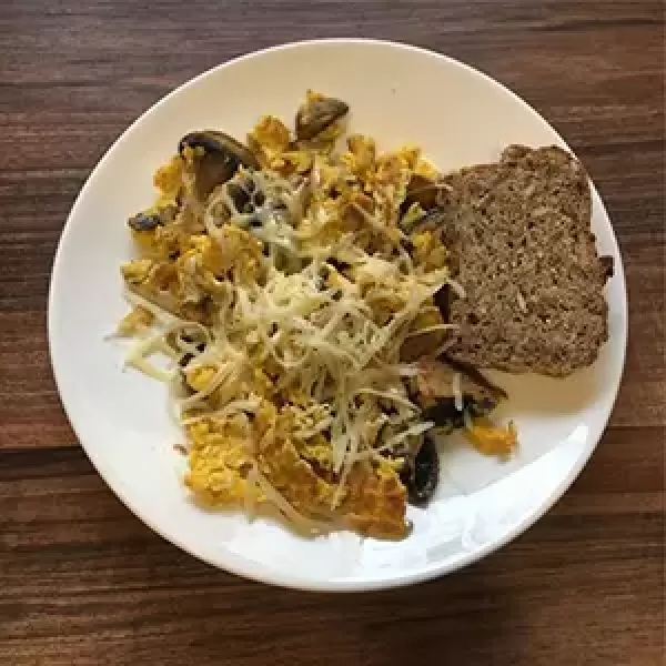 Omelette mit Pilzen und Käse