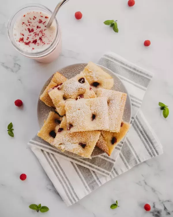 Brezglutensko vegansko pecivo z malinami