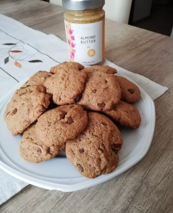 Piškoti z mandljevim maslom in čokolado 