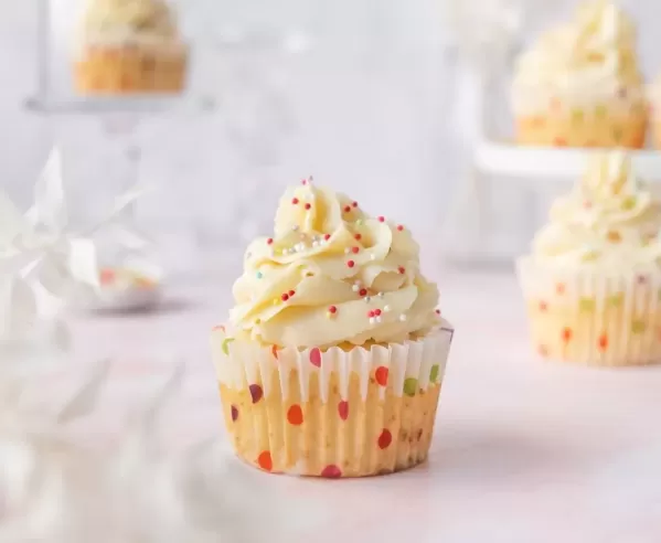 Vanilijevi Cupcakes z borovničevim chia nadevom 