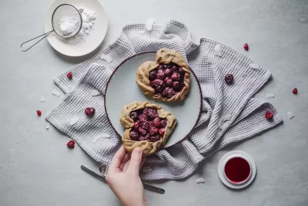 Gesunde Herz-Galette mit Sauerkirschen