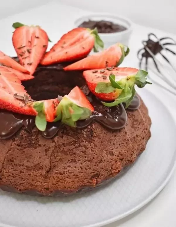Schokoladenkuchen mit Quark und Erdbeeren