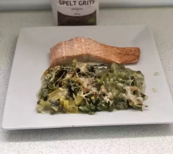 Narastek iz pirinega zdroba in zelenjave s filejem lososa s solato