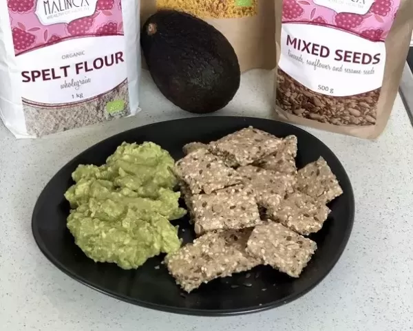 Vollkorncracker mit Samen und Avocadoaufstrich mit Kurkuma