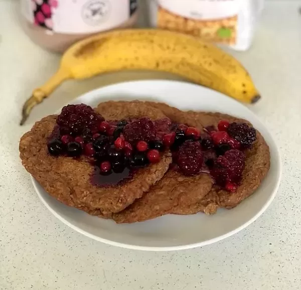 Čokoladno-bananine proteinske palačinke z gozdnimi sadeži