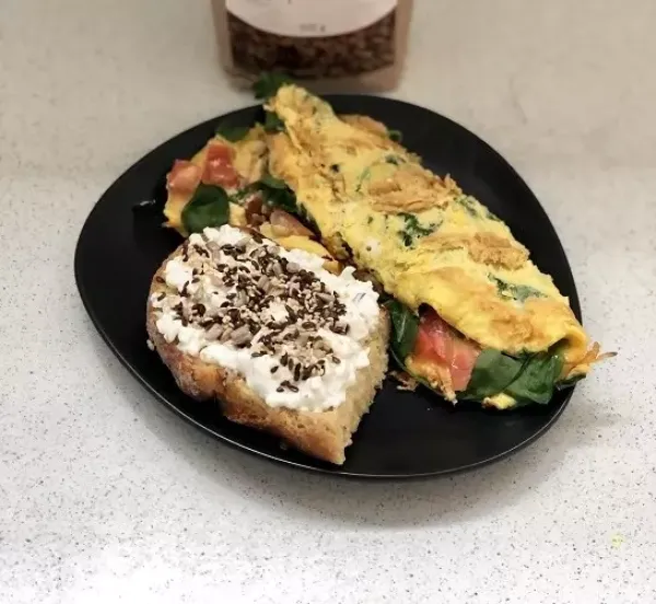 Eier-Omelett mit Vollkornbrot, Hüttenkäse und Samen