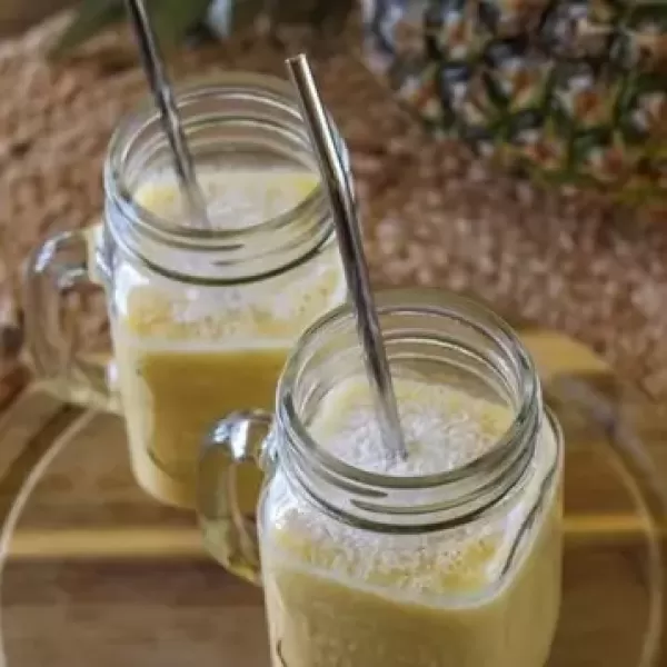 Tropski smoothie z ananasom