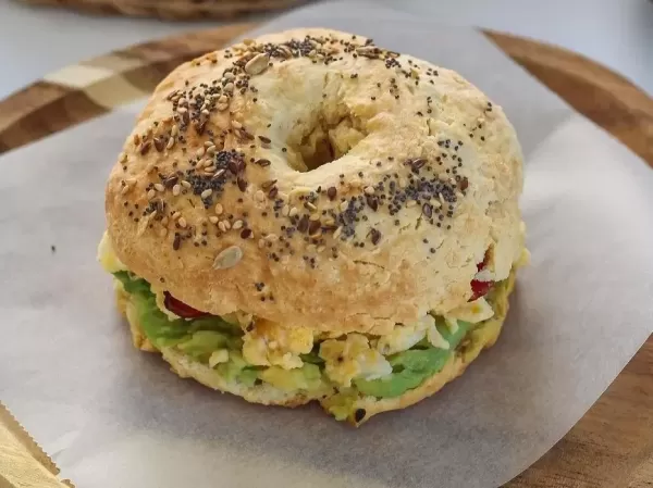 Bagel mit Avocado, Eiern und Speck