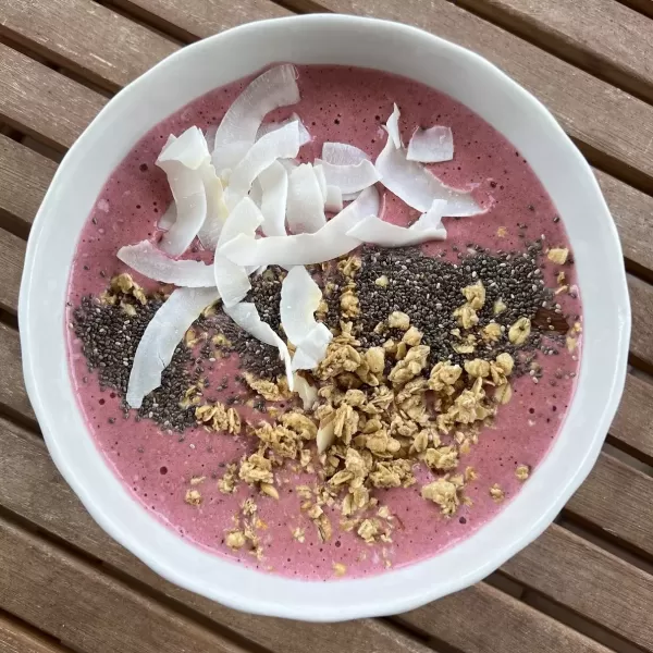 Jagodni smoothie bowl