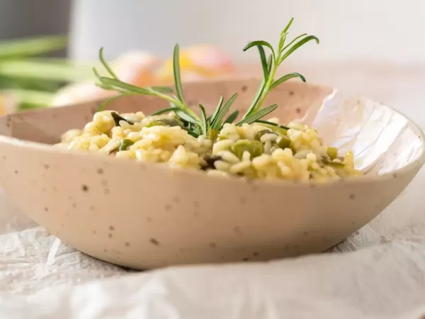 Veganes Risotto mit Spargel, Zitrone und Dill