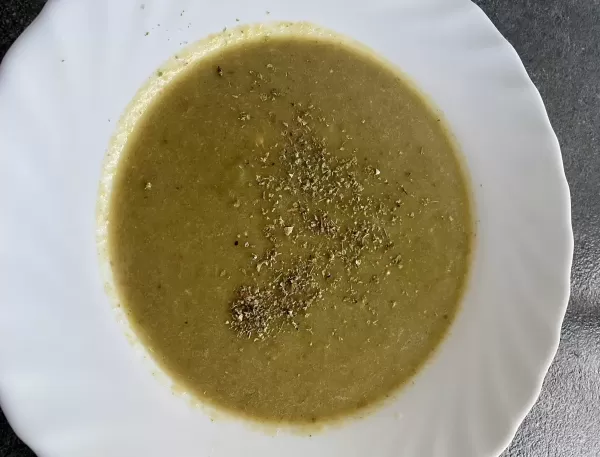 Veganska špargljeva juha