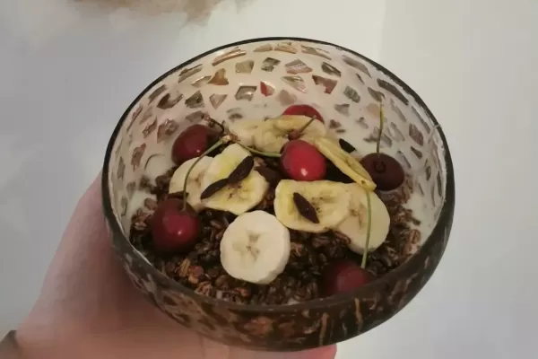 Granola bowl s češnjami in bananami