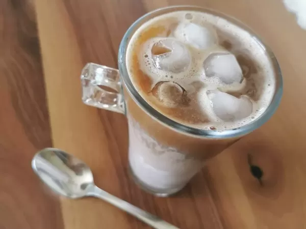 "Iced Latte" ali ledena kava s čokoladnimi proteini 