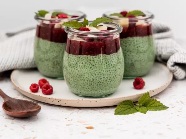 Veganski matcha chia puding z malinami