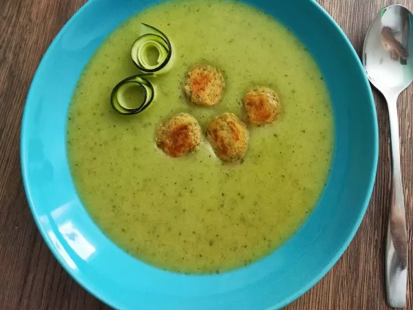Bučkino - kumarična juha z domačimi falafli 