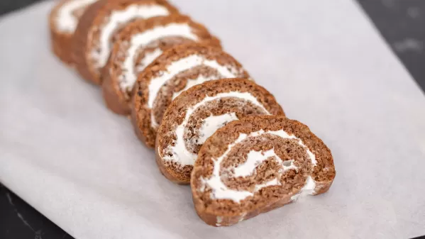 Walnussrolle mit Sauerrahm