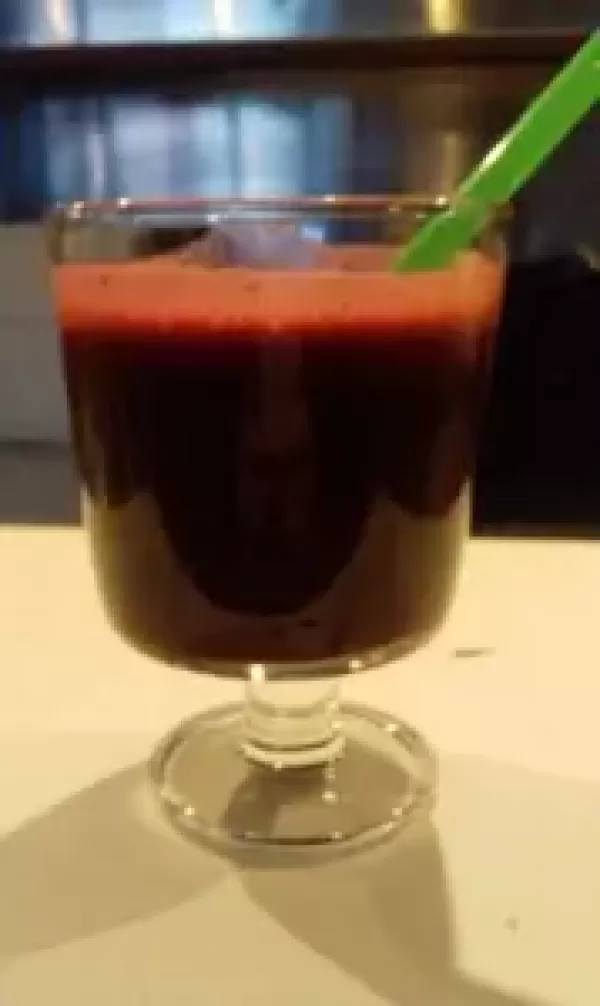 Naravni sok od rdeče pese z ingverjem in kelpom