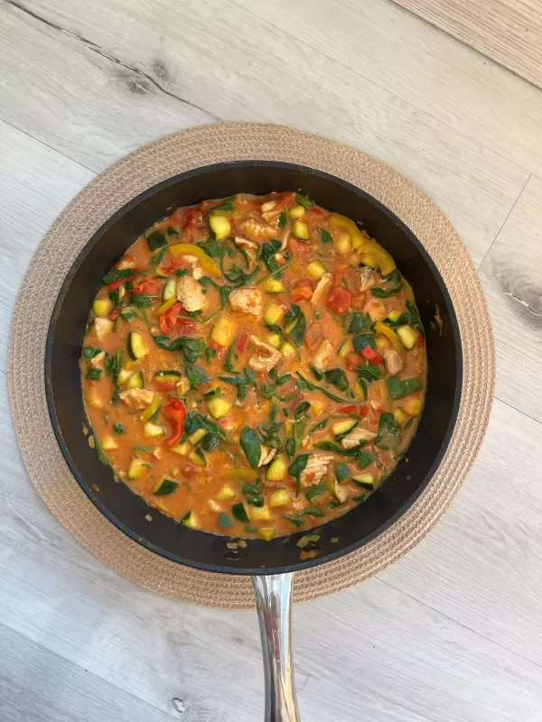 Zelenjavni curry z lososm