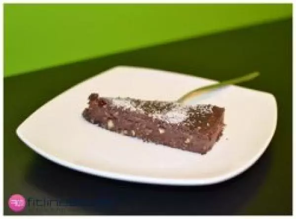 Beljakovinska torta s temno čokolado brez moke