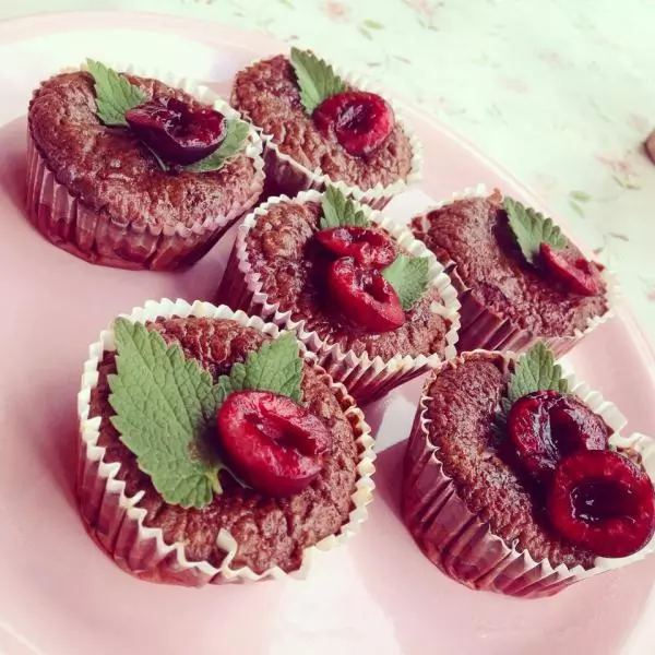 Čokoladni fit muffini s sadjem