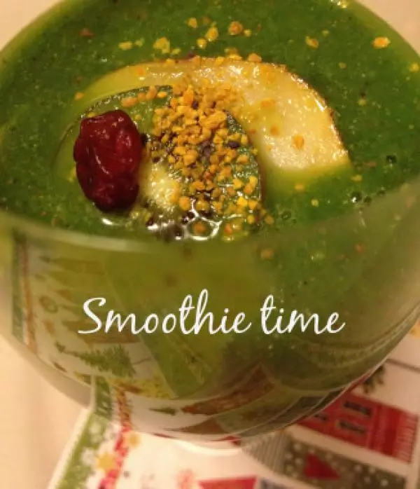 Zeleni smoothie s hruško, kivijem in suhimi brusnicami