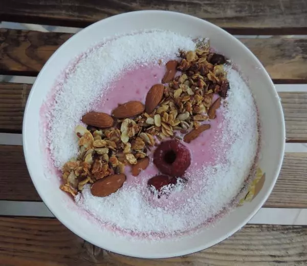 Malinin "smoothie bowl" z domačo granolo, kokosom in mandlji