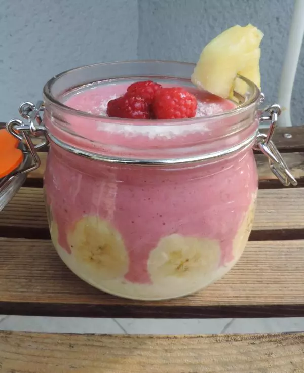 Malinin smoothie z banano, ananasom in kokosom