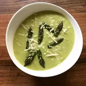 VIDEO: Špargljeva juha s parmezanom