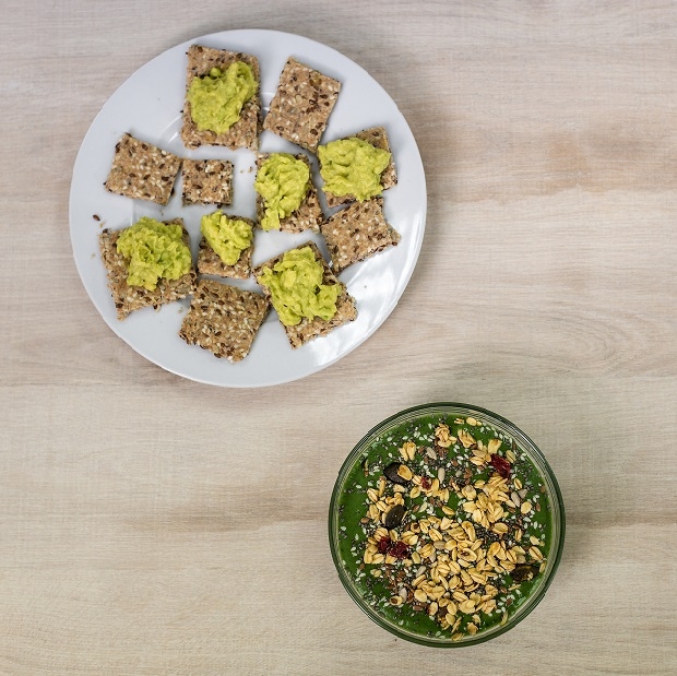 Polnozrnati krekerji, avokadov namaz in proteinski zeleni smoothie